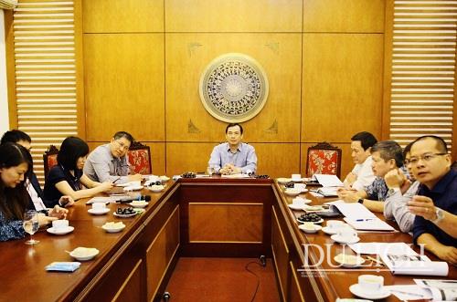 Tổng cục trưởng TCDL Nguyễn Trùng Khánh cùng đại diện các vụ, đơn vị góp ý về Đề án